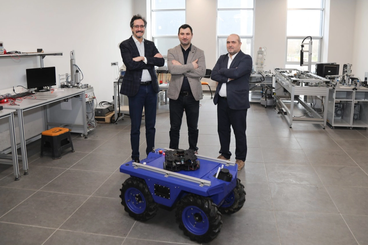 Yapay zeka destekli sistem sayesinde robotlar görevleri kendi aralarında paylaşıyor