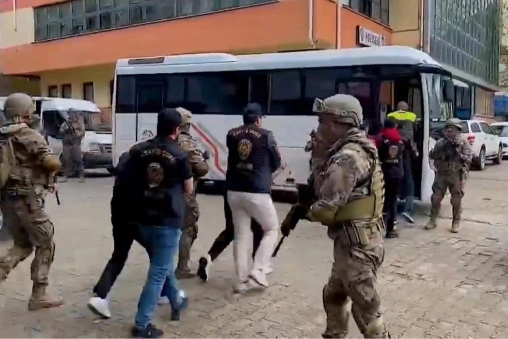 Artvin merkezli 22 ilde düzenlenen organize suç operasyonunda el konulan mal varlıkları ve tutuklanan şüpheliler.