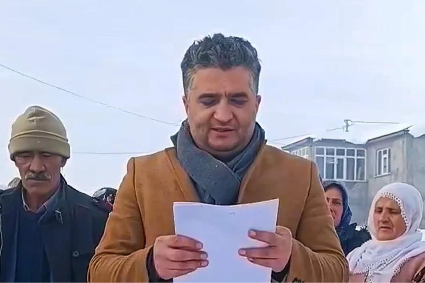 AK Parti Diyadin İlçe Başkanı Naci Kaya, Diyadin Belediyesi'ni hizmet yetersizliği nedeniyle eleştiriyor.