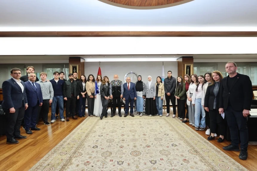 Türk Dünyası'ndan uluslararası öğrenciler Kayseri Büyükşehir Belediye Başkanı Dr. Memduh Büyükkılıç'ı ziyaret etti.