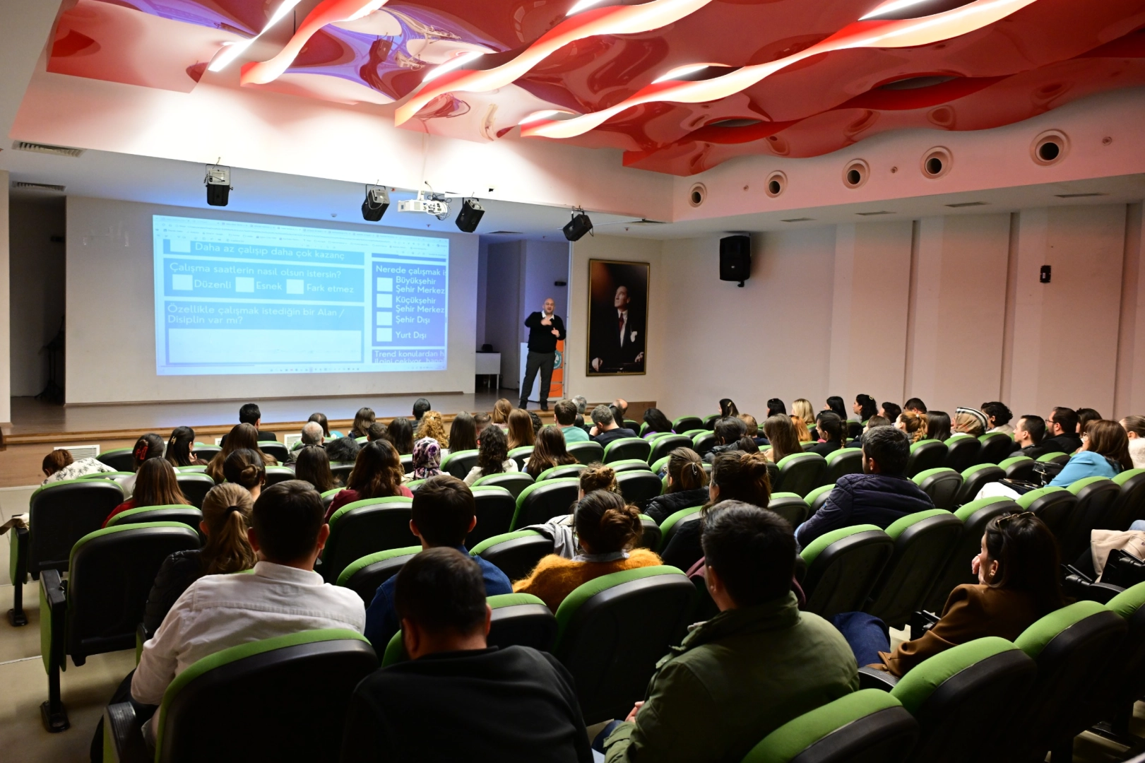 Manisa'da öğretmenlere yönelik düzenlenen kariyer danışmanlığı semineri