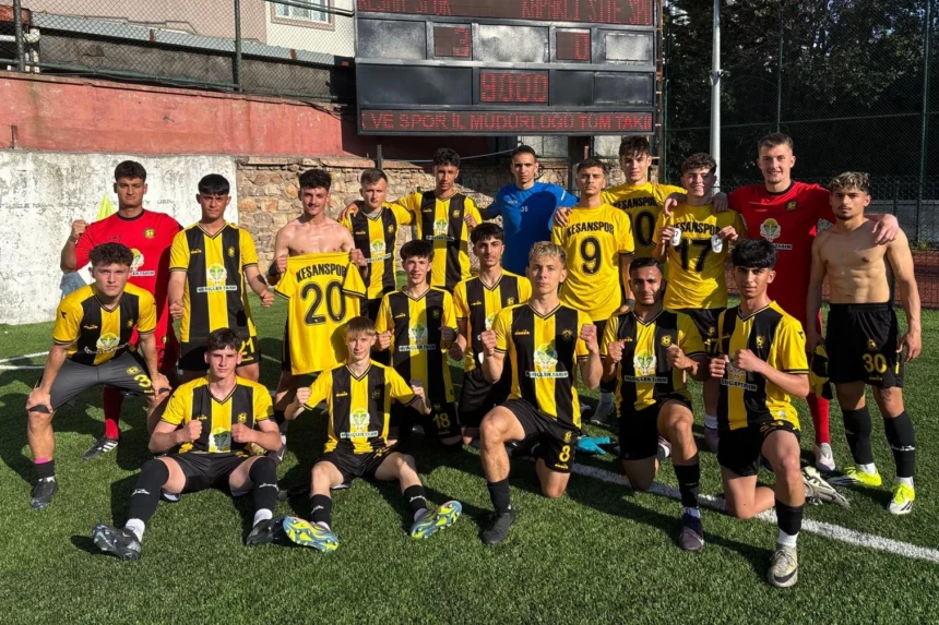 Keşanspor U18 takımı Akhisar 1922 ile oynayacağı final maçı öncesi antrenman yaparken
