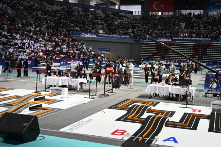 Antalya'da düzenlenen 18. MEB Robot Yarışması'nda 'Yeşil Vatan, Mavi Gelecek' temalı projeler sergileniyor.