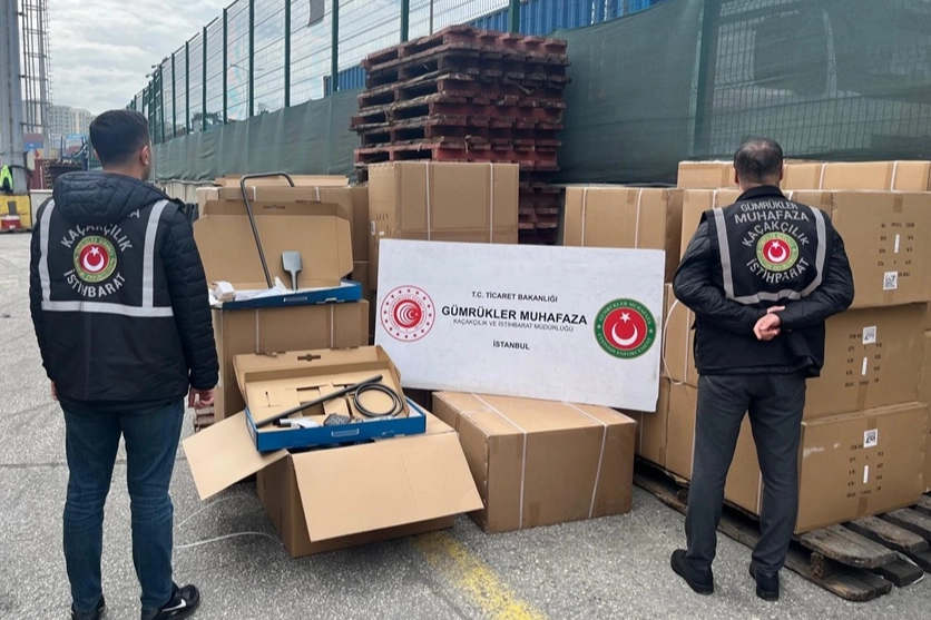 Gümrük Muhafaza ekiplerinin kaçakçılıkla mücadele operasyonlarında ele geçirilen yüksek değerli uyuşturucu ve kaçak eşyalar.