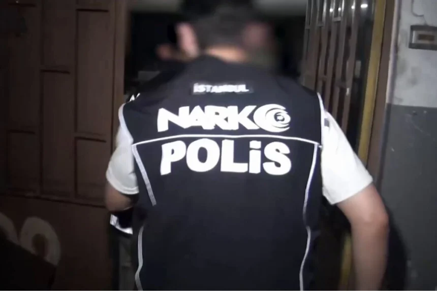 İstanbul'da polis ekiplerinin düzenlediği operasyonda ele geçirilen sentetik ecza hapları ve kaçak ürünler