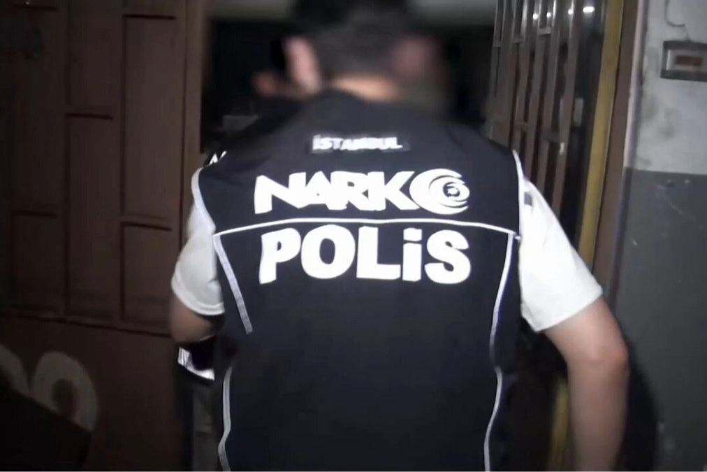 İstanbul'da polis ekiplerinin düzenlediği operasyonda ele geçirilen sentetik ecza hapları ve kaçak ürünler