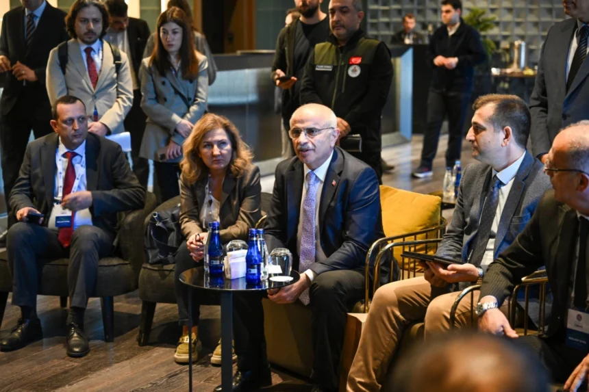Malatya Büyükşehir Belediye Başkanı Sami Er, 'Dirençli Şehirler' panelinde inşaat çalışmaları hakkında bilgi veriyor.