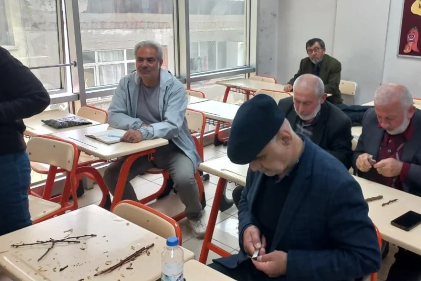 Ordu'da meyve ağaçlarında aşılama eğitimi alan kursiyerler