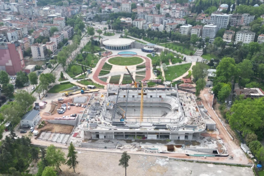 Bursa Atatürk Spor Salonu inşaatında çatı işlemleri sürüyor