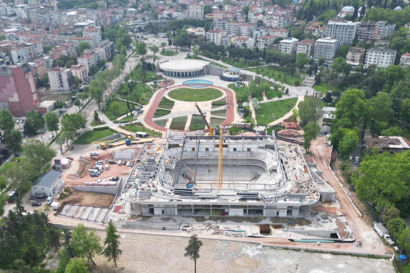 Bursa Atatürk Spor Salonu inşaatında çatı işlemleri sürüyor