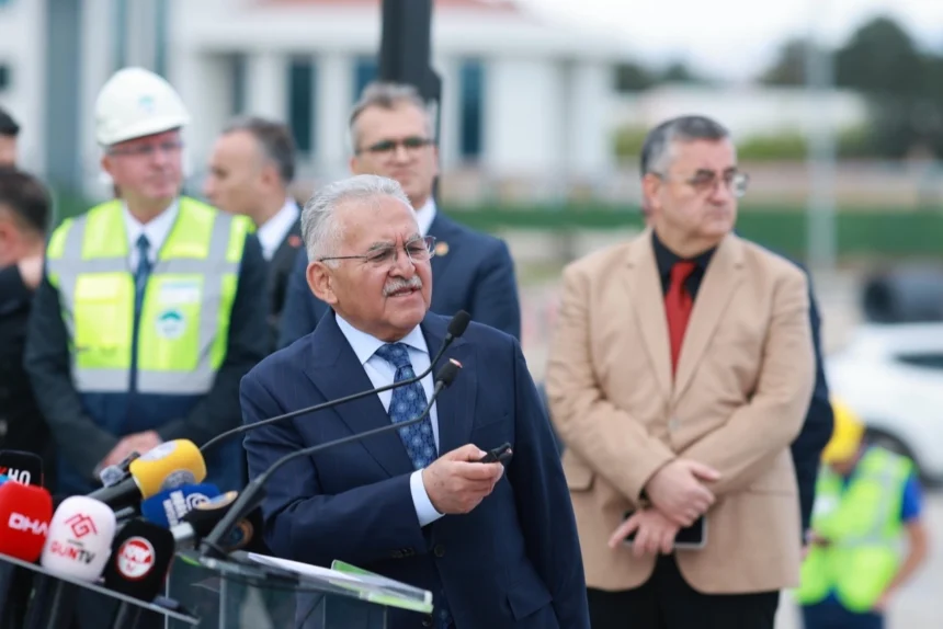Kayseri Büyükşehir Belediyesi'nin Kartal Katlı Kavşağı projesinde çalışmalar devam ediyor, yüzde 17 tamamlandı.