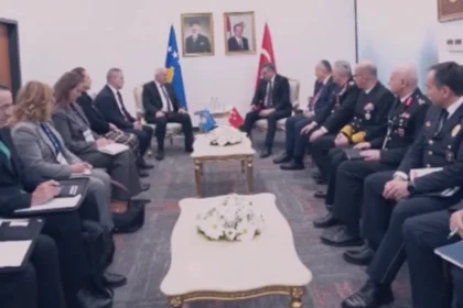 İçişleri Bakanı Mustafa Çiftçi ve Kosova İçişleri Bakanı Xhelal Sveçla SAHA 2026 Fuarı'nda güvenlik ve savunma iş birliği konusunda görüşüyor.