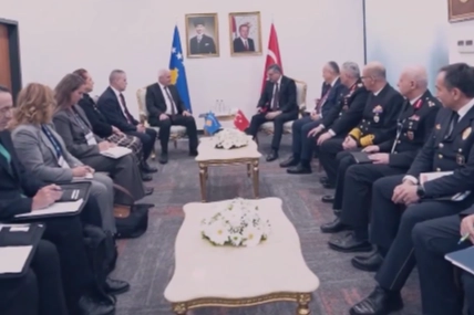 İçişleri Bakanı Mustafa Çiftçi ve Kosova İçişleri Bakanı Xhelal Sveçla SAHA 2026 Fuarı'nda güvenlik ve savunma iş birliği konusunda görüşüyor.