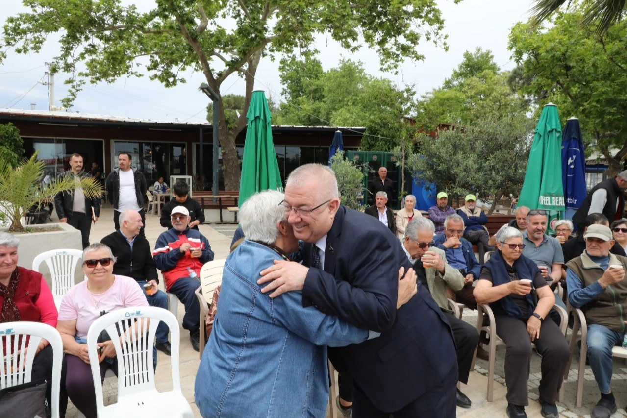 Edremit Belediye Başkanı Mehmet Ertaş halkla buluşma toplantısında konuşma yapıyor