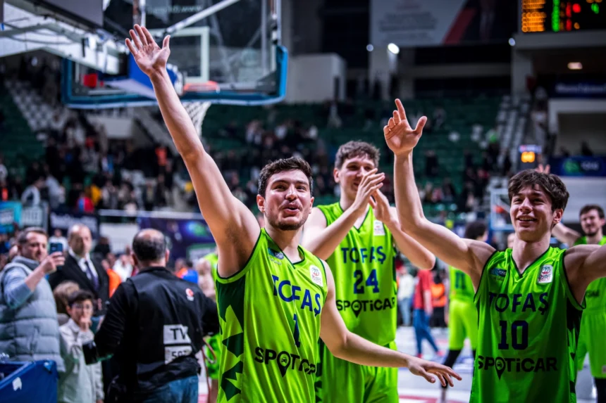 TOFAŞ Basketbol Takımı oyuncuları sahada mücadele ederken